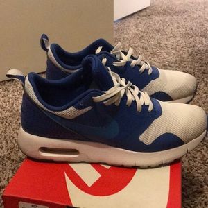 Nike youth tennis shoes sz 6.5
